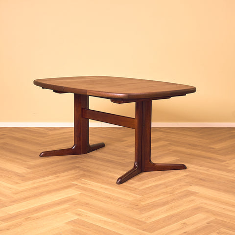 Danish oval dining table in mahogany by Skovby
