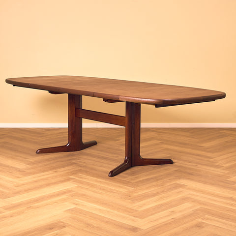 Danish oval dining table in mahogany by Skovby