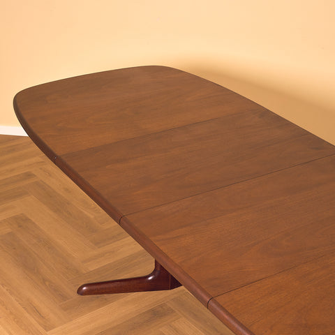 Danish oval dining table in mahogany by Skovby
