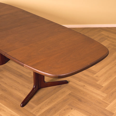 Danish oval dining table in mahogany by Skovby