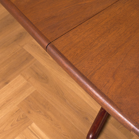 Danish oval dining table in mahogany by Skovby