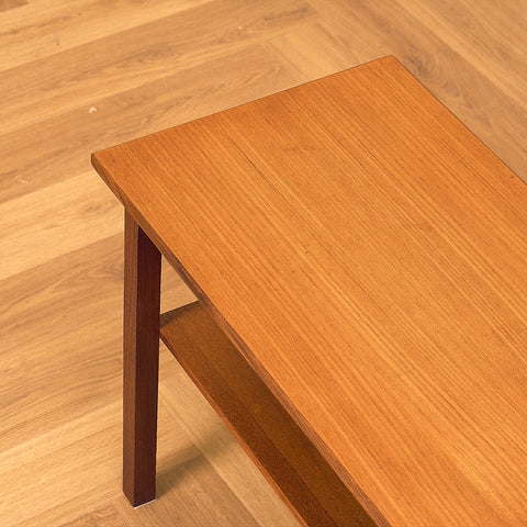 Svenskt sidobord i teak