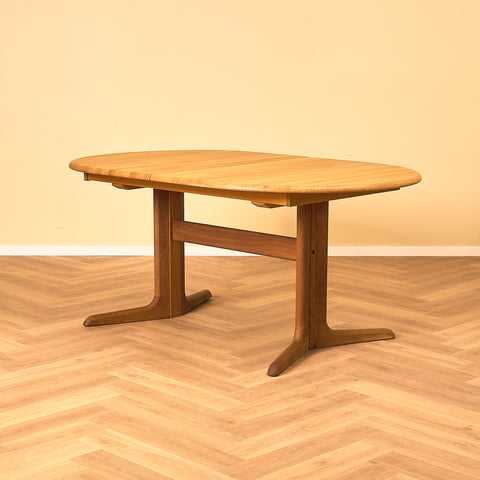 Danish dining table in solid oak by Skovby Møbelfabrik