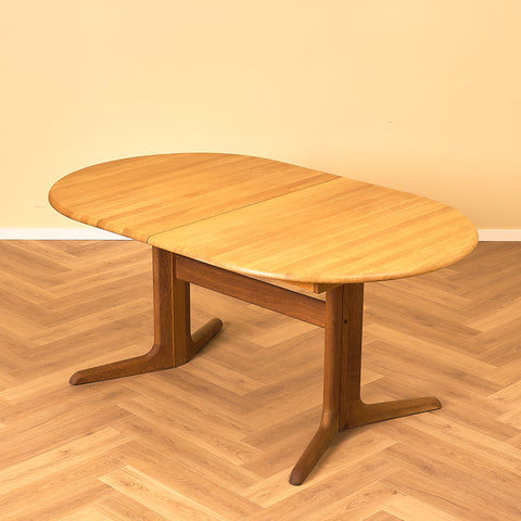 Danish dining table in solid oak by Skovby Møbelfabrik
