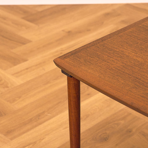 Svenskt sidobord i teak