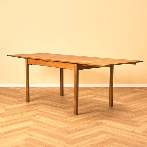 Svenskt rektangulärt matbord i teak