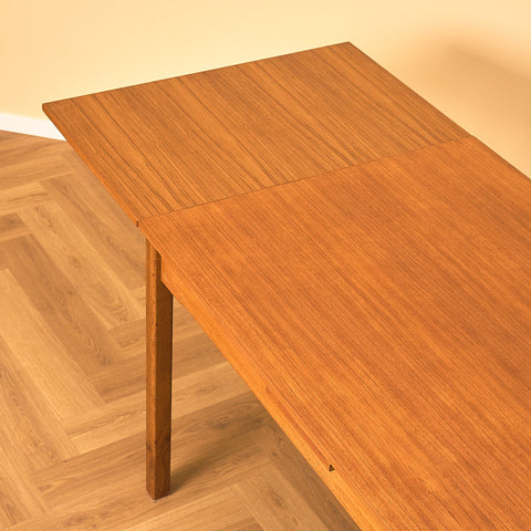 Svenskt rektangulärt matbord i teak
