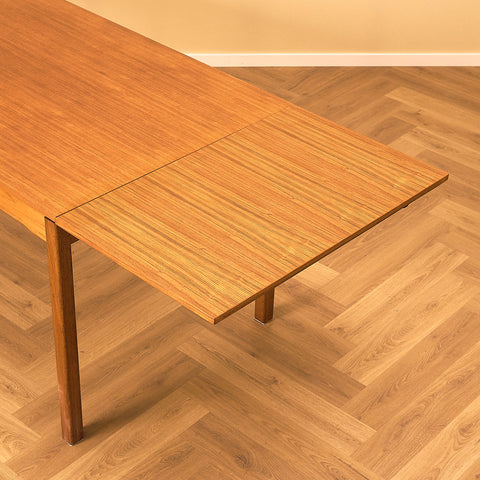 Svenskt rektangulärt matbord i teak