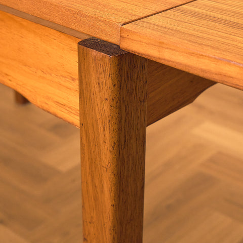 Svenskt rektangulärt matbord i teak