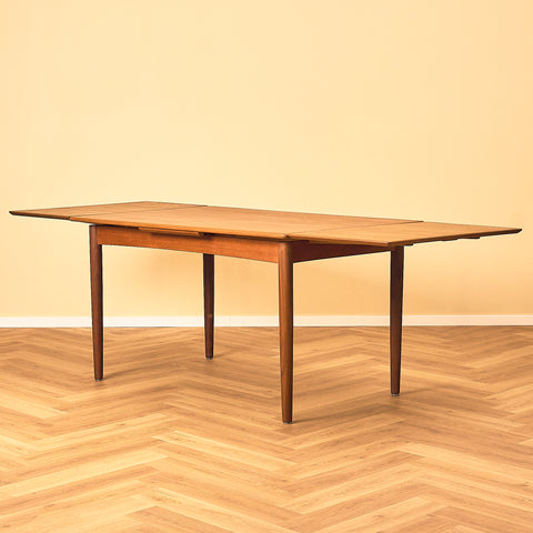 Danskt matbord i teak och valnöt