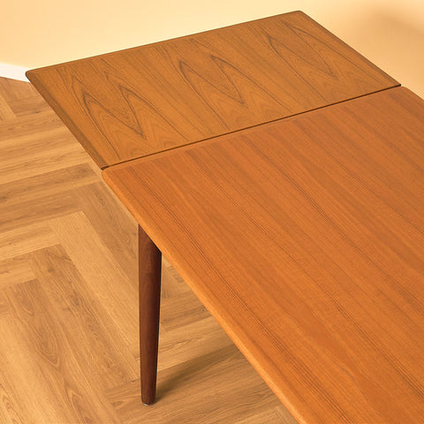 Danskt matbord i teak och valnöt