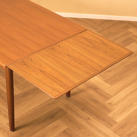 Danskt matbord i teak och valnöt