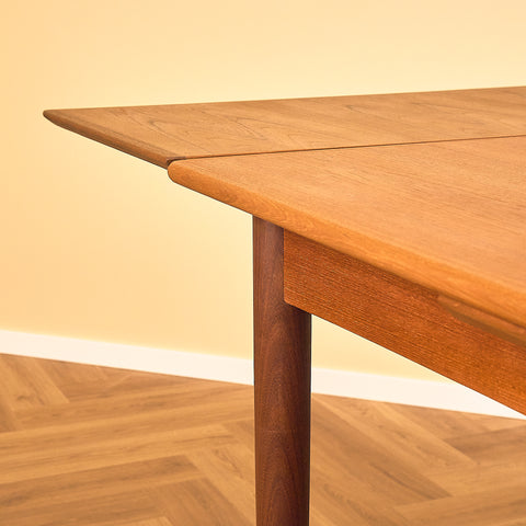 Danskt matbord i teak och valnöt