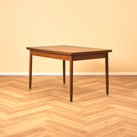 Danskt matbord i teak och valnöt