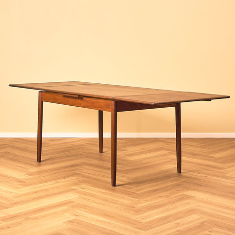 Danskt matbord i teak och valnöt
