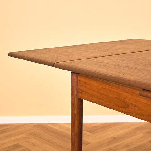 Danskt matbord i teak och valnöt