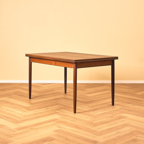 Danskt matbord i teak och valnöt