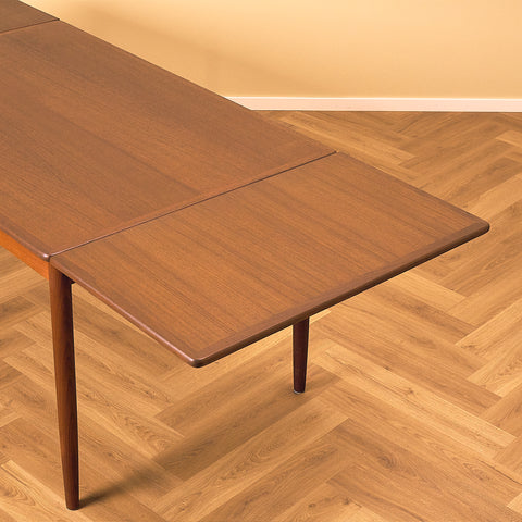 Danskt matbord i teak och valnöt