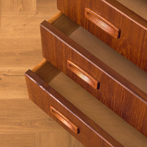 Dansk byrå i teak i Kai Winding-stil