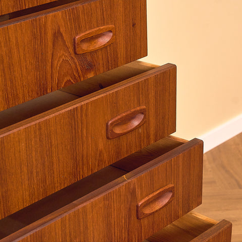 Dansk byrå i teak i Kai Winding-stil
