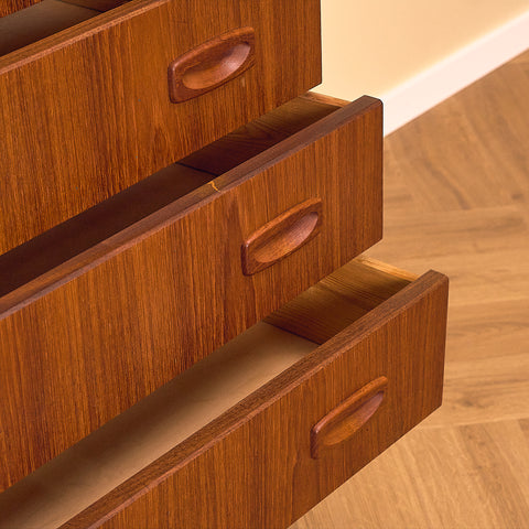 Dansk byrå i teak i Kai Winding-stil