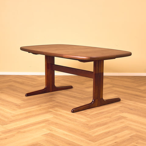 Danish oval dining table in mahogany by Skovby