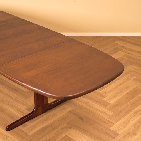 Danish oval dining table in mahogany by Skovby