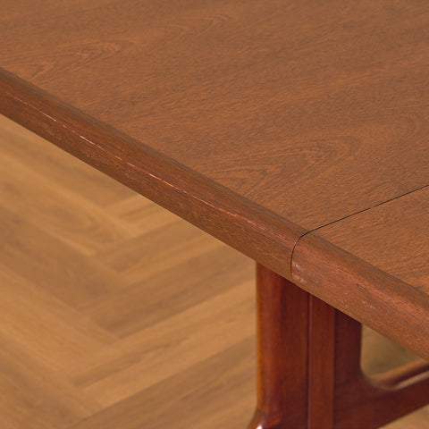 Danish oval dining table in mahogany by Skovby
