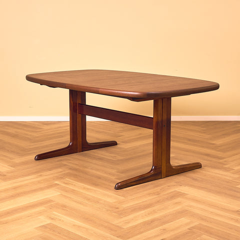 Danish oval dining table in mahogany by Skovby
