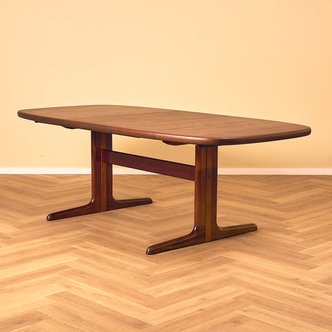 Danish oval dining table in mahogany by Skovby