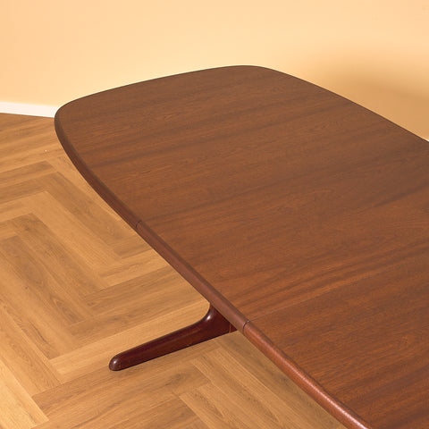 Danish oval dining table in mahogany by Skovby