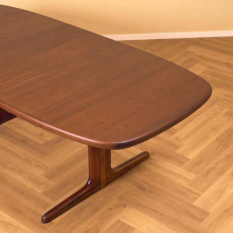 Danish oval dining table in mahogany by Skovby