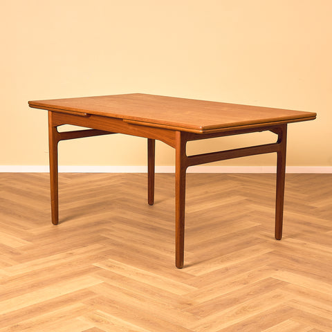 Danish dining table in teak