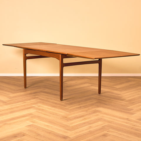 Danish dining table in teak