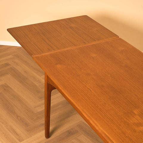 Danish dining table in teak