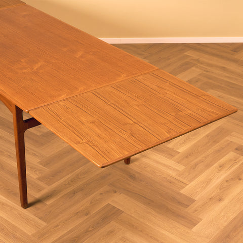 Danish dining table in teak