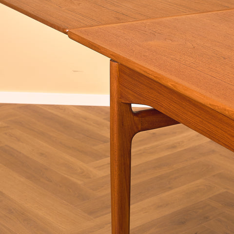 Danish dining table in teak