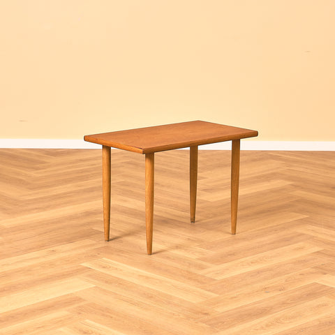 Svenskt sidobord i teak och bok