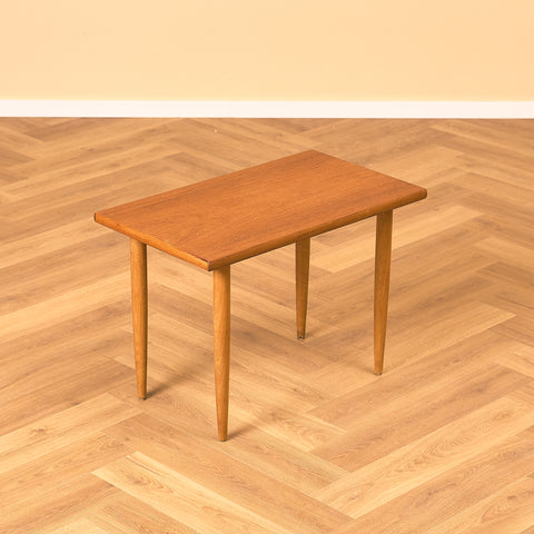 Svenskt sidobord i teak och bok