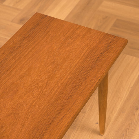 Svenskt sidobord i teak och bok
