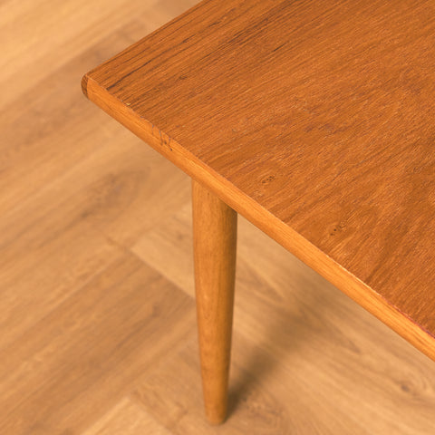 Svenskt sidobord i teak och bok