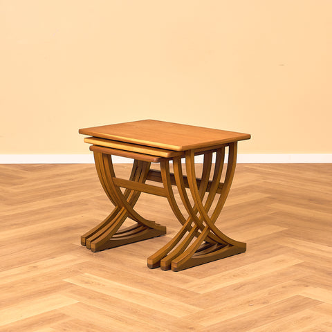 Engelsk sats med nästlade bord i teak och bok av Nathan