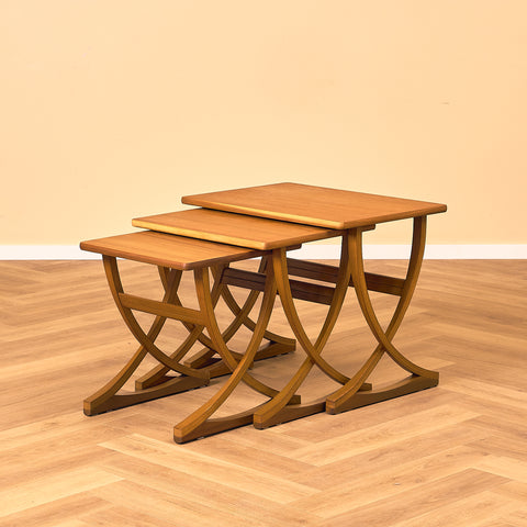 Engelsk sats med nästlade bord i teak och bok av Nathan