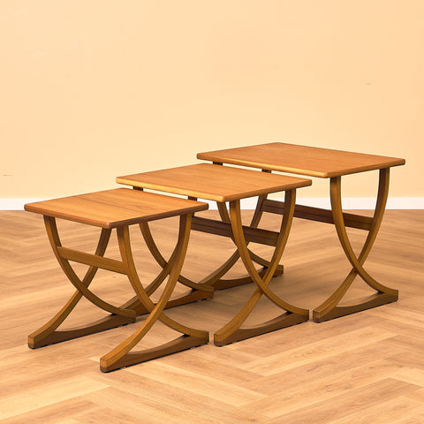 Engelsk sats med nästlade bord i teak och bok av Nathan