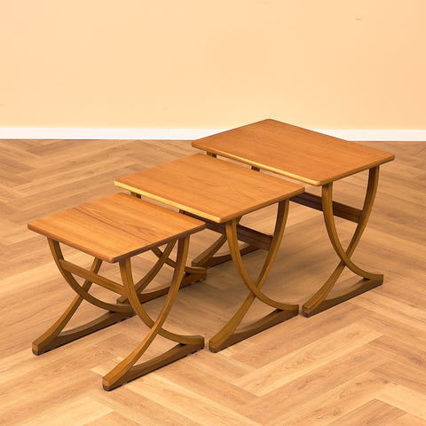 Engelsk sats med nästlade bord i teak och bok av Nathan