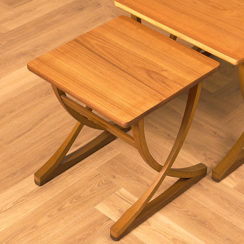 Engelsk sats med nästlade bord i teak och bok av Nathan