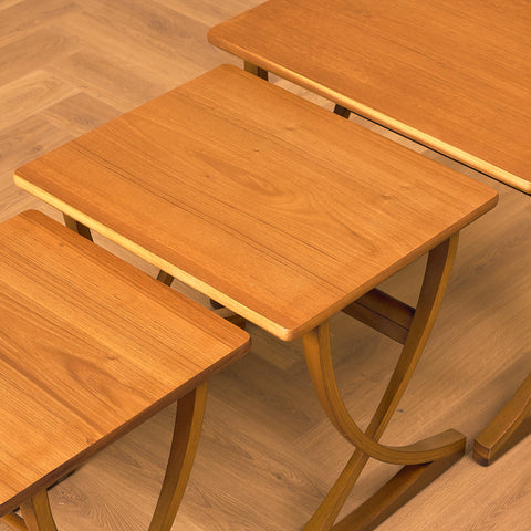 Engelsk sats med nästlade bord i teak och bok av Nathan