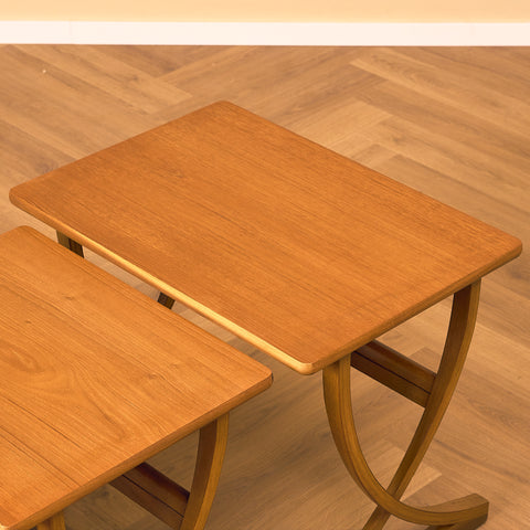 Engelsk sats med nästlade bord i teak och bok av Nathan