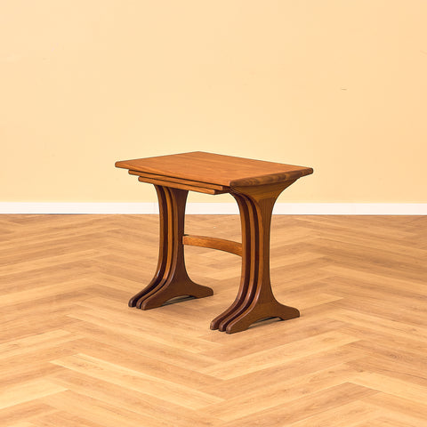 Engelskt set med nästlade bord i teak och valnöt, modell 'Fresco' av Victor Wilkins för G-Plan