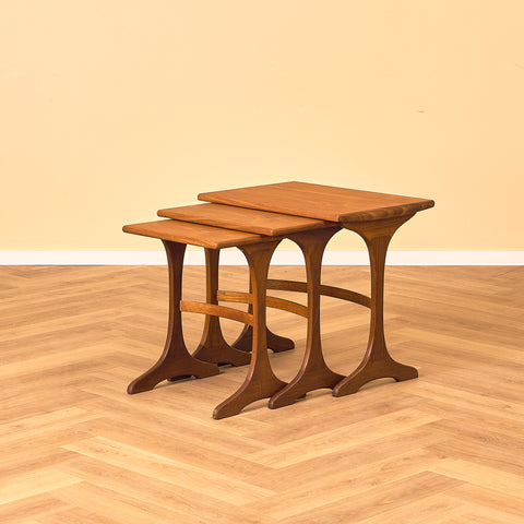 Engelskt set med nästlade bord i teak och valnöt, modell 'Fresco' av Victor Wilkins för G-Plan